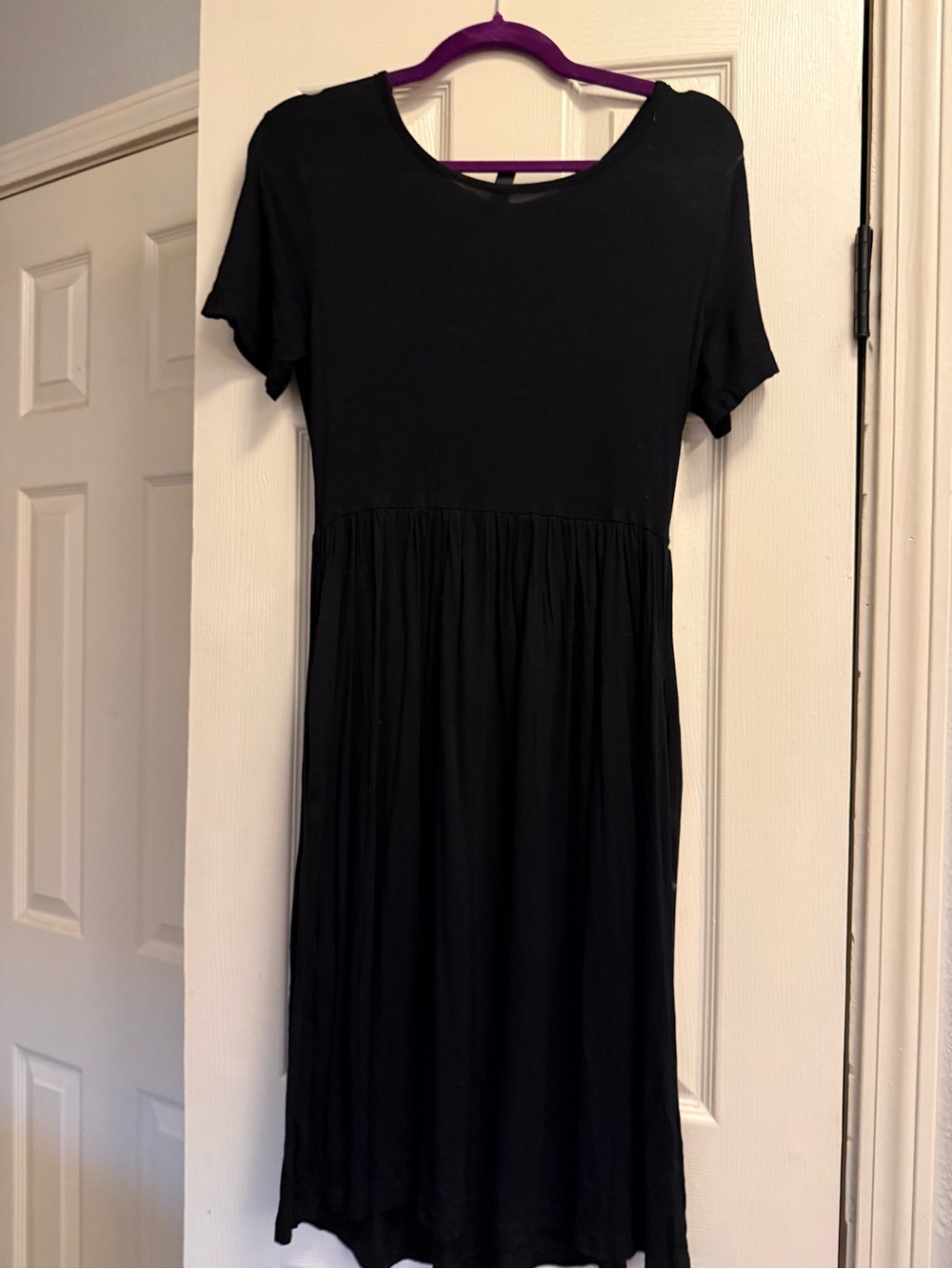 Women’s short sleeve midi black dress